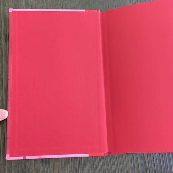 The Life of a Wannabe Mogul by Bella Thorne volume one (hardcover) - Picture 6 of 9